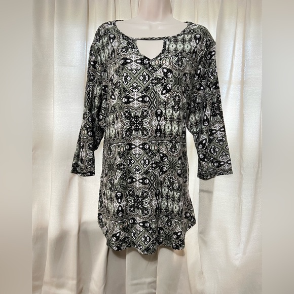 Bobbie Brooks Tops - Bobbie Brooks Geometric Design Printed 3/4 Length Blouse